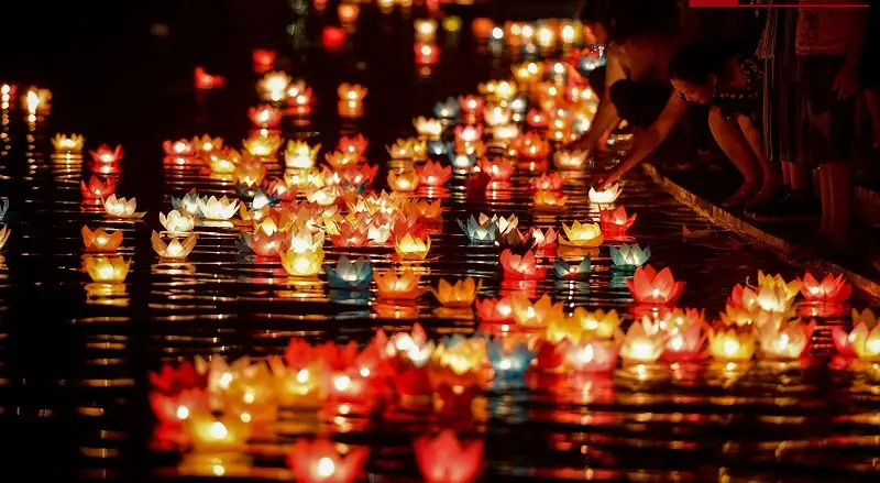 Experience releasing flower lanterns in Hoi An