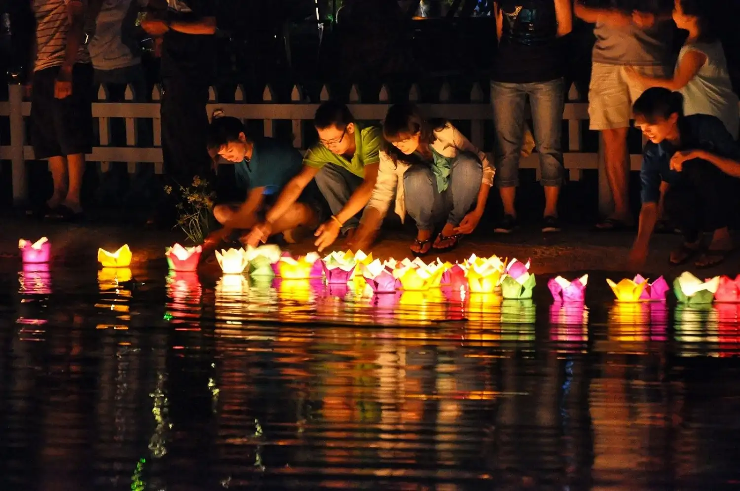 Experience releasing flower lanterns in Hoi An