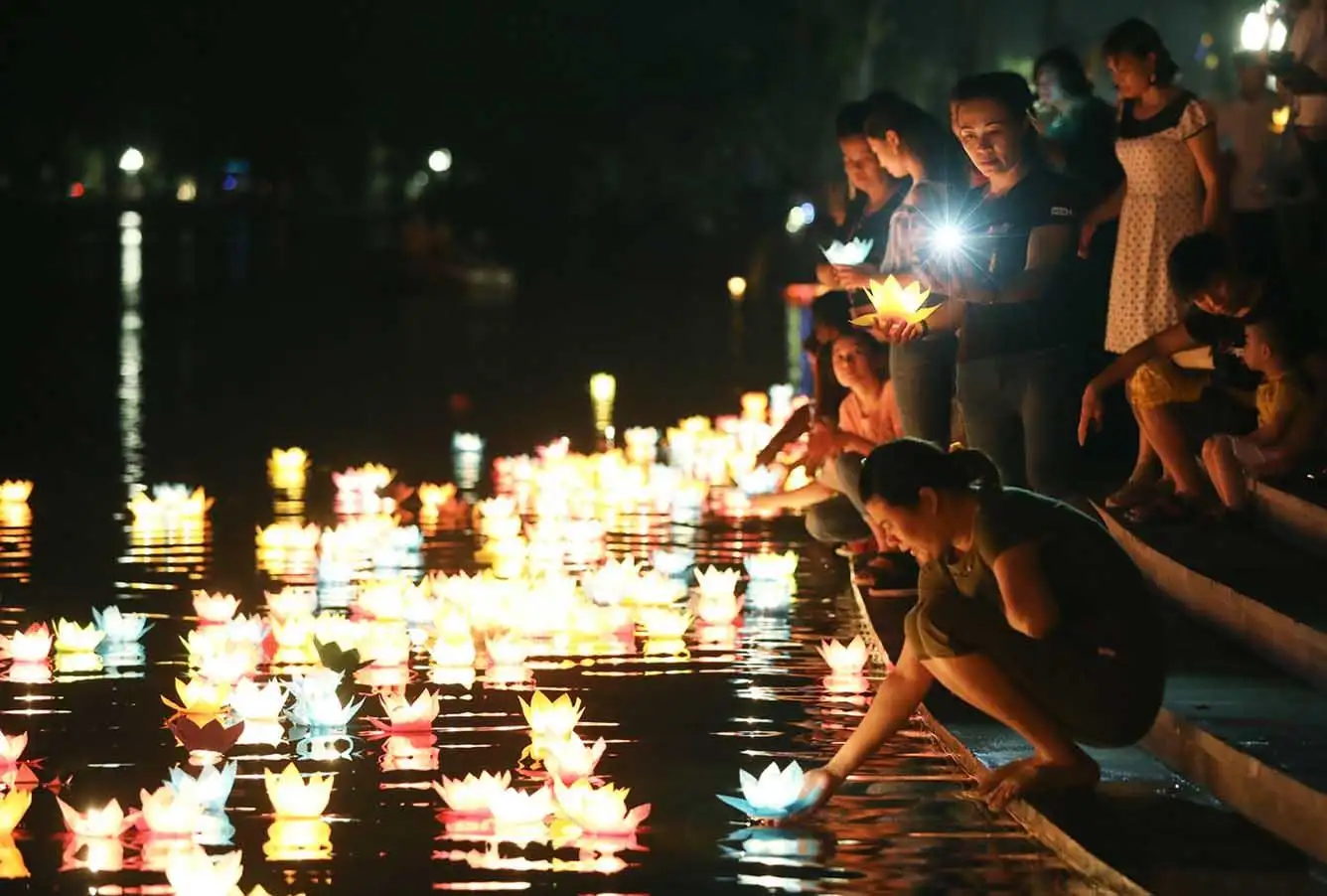 Experience releasing flower lanterns on Hoai River