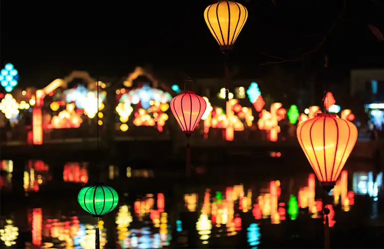 Hoi An Lantern Festival takes place on the full moon day of every month, the full moon night of Mid-Autumn Festival