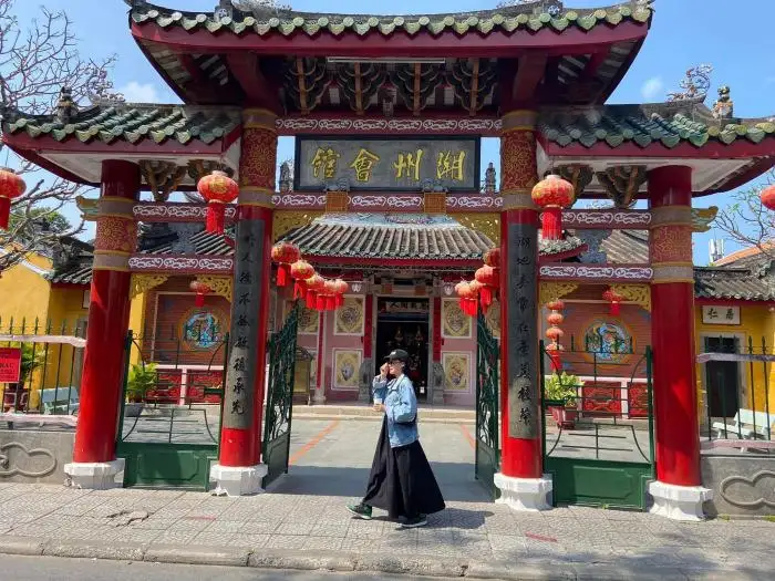 Choose polite and appropriate clothing when visiting the Chaozhou Assembly Hall