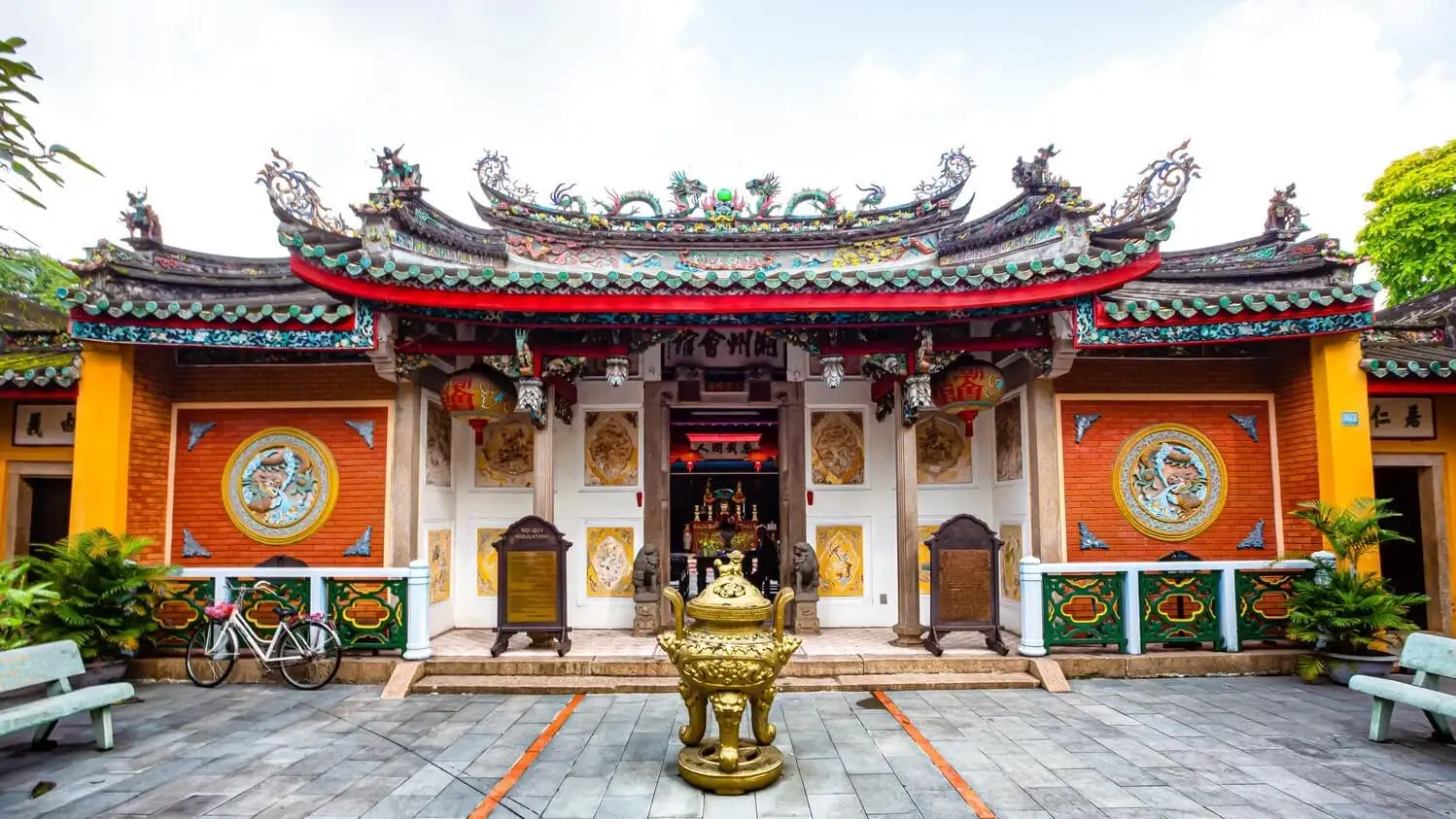 Explore the beauty of Chaozhou Assembly Hall in Hoi An