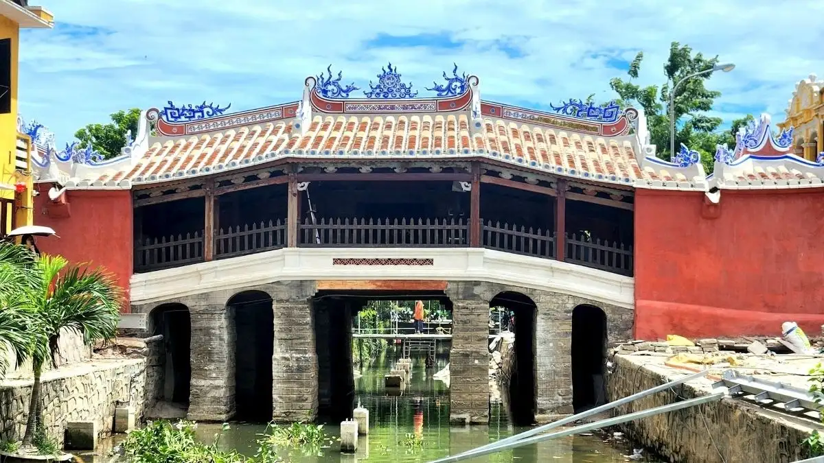 Start the day by going to the Japanese Bridge, which is regarded as Hoi An's essence (Source: Da Nang Portal)