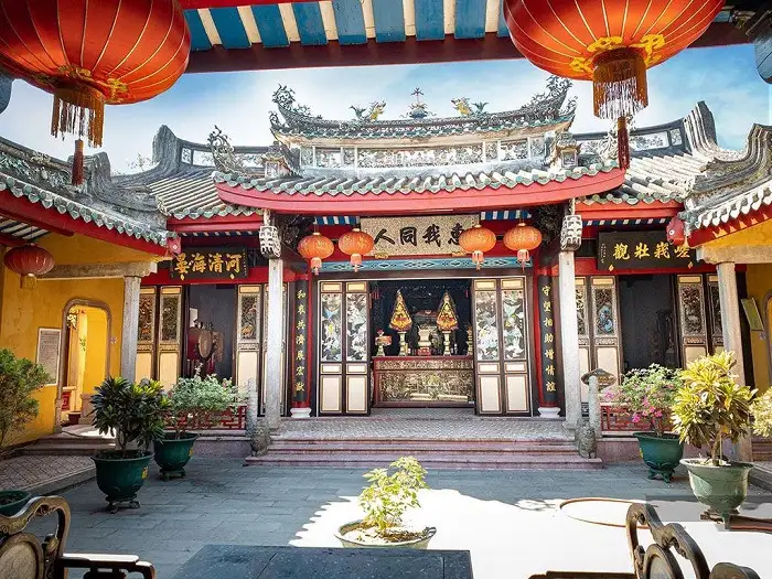 The solemn and majestic space at the Cantonese Assembly Hall 