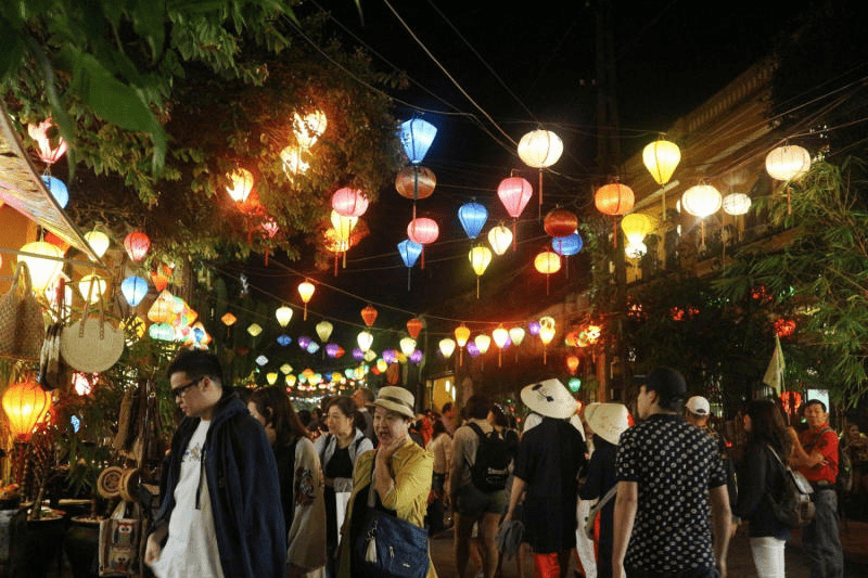 Go to the night market when it is completely dark