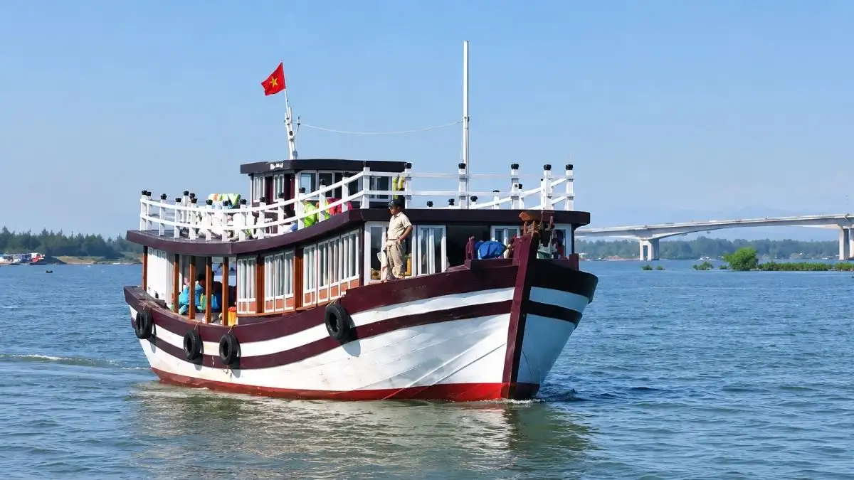 Wooden boats are cheap, but the travel time is quite long (Source: Bao Ninh Binh)