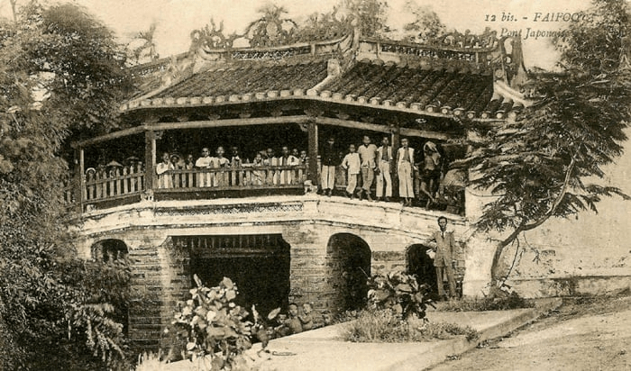 Hoi An's old bridge pagoda