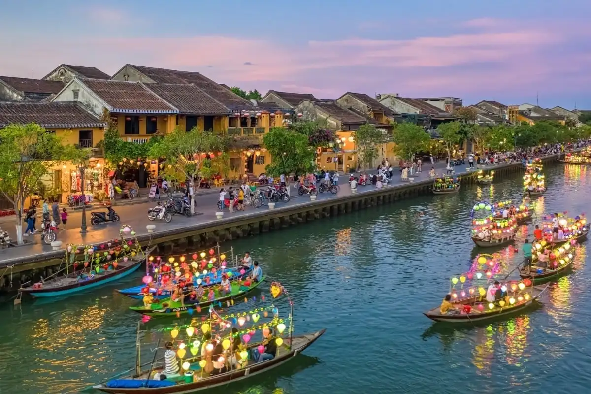 You can explore the ancient houses in Hoi An ancient town