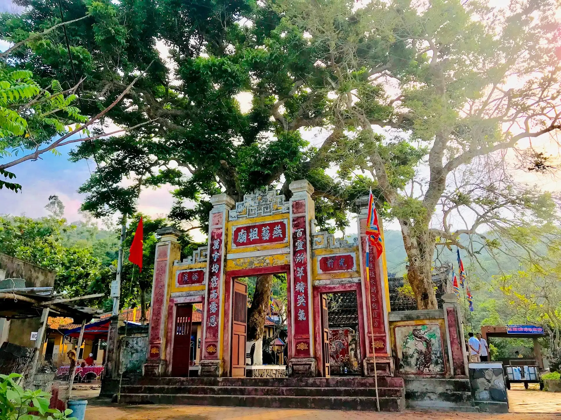 Temple of the founder of the bird's nest profession