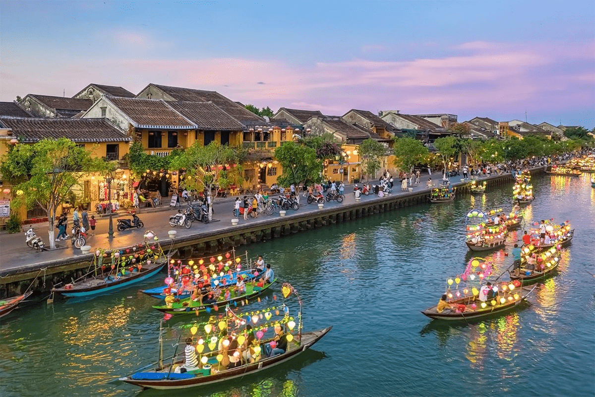 Dry season in Hoi An (from February to August)