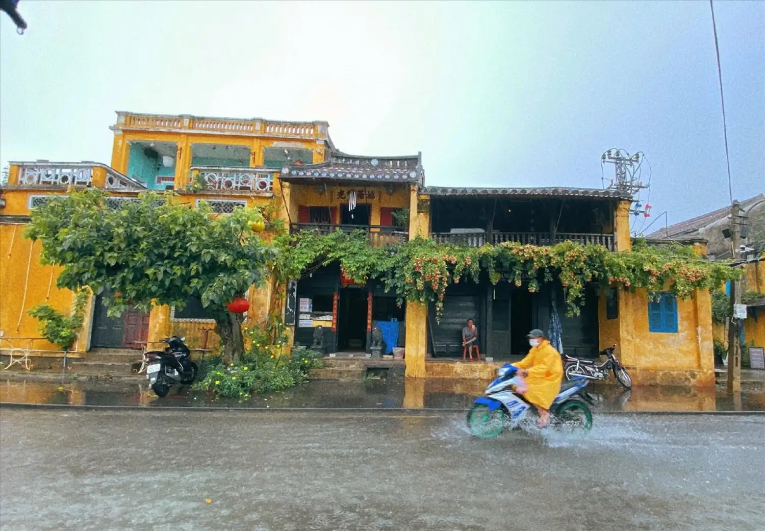 Visit Hoi An ancient town on a rainy day