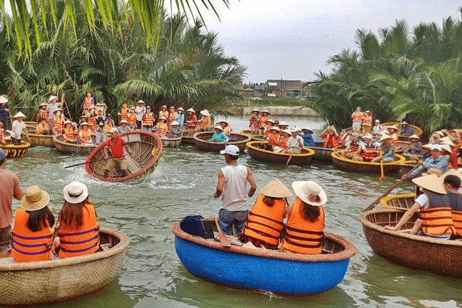 Tourists experience Hoi An coconut boat (Source: Pelago)