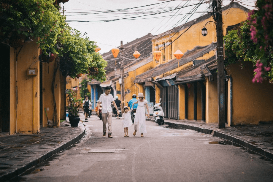 Stroll in the old quarter in the early morning