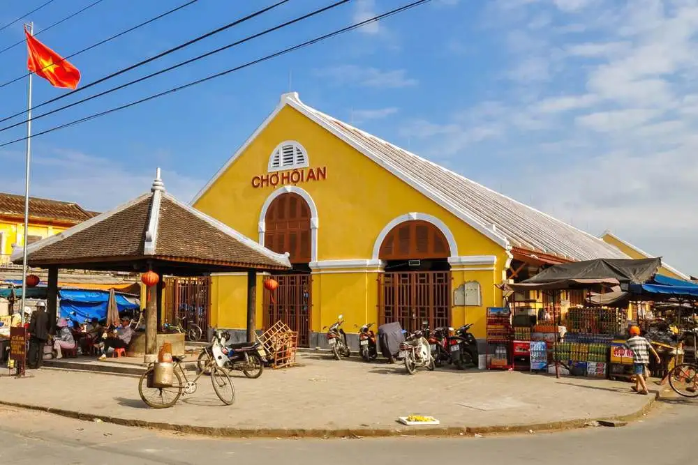 Shopping experiences at Hoi An Market (Source: Travel Magazine)