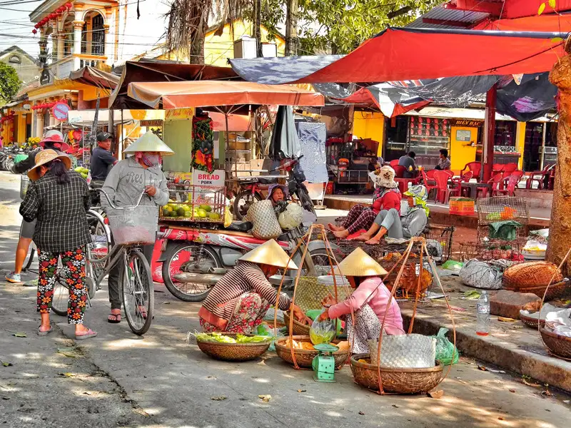 Immerse yourself in the vibrant atmosphere of Hoi An market (Source: Vietnam is awesome)