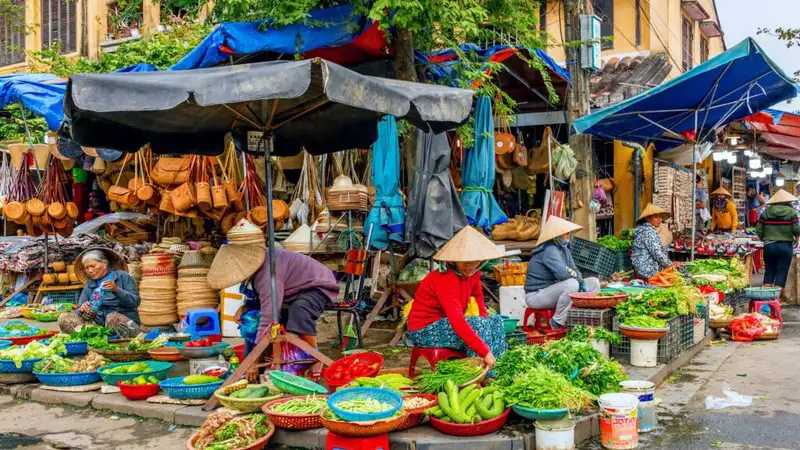 Hoi An market for women only (Source: Vietnam is awesome)