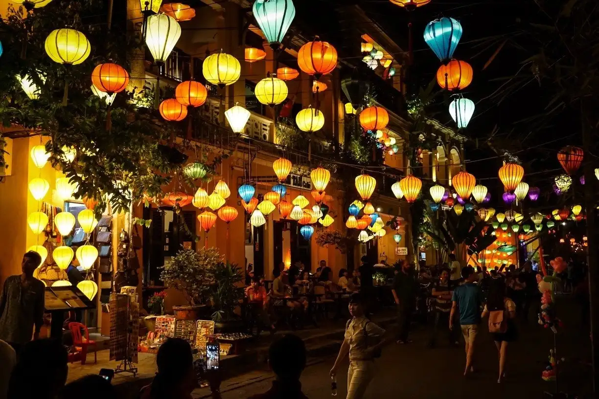 Stories revolving around Hoi An lantern market (Source: Metta Voyage)