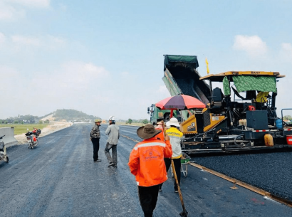 L'autoroute Nord-Sud (section Bai Vot - Ham Nghi) accélère ses travaux, facilitant ainsi l'accès des touristes à Hoi An