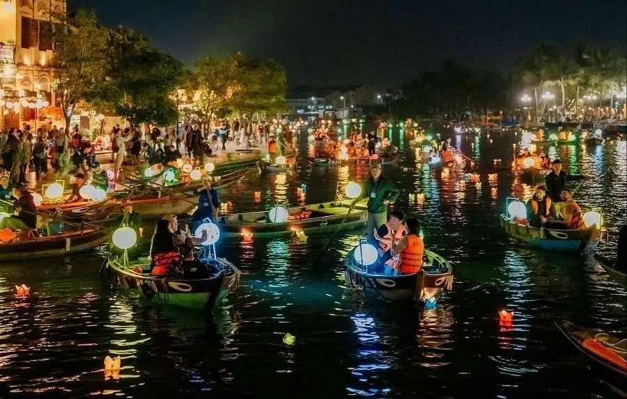 Choosing the right type of boat (Source: Phong Nha Locals)