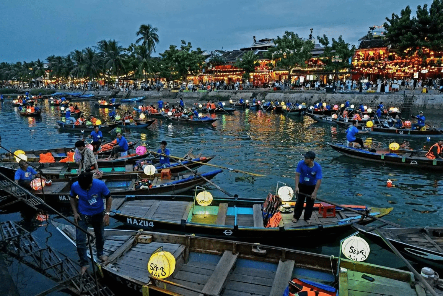 Interacting with the boat rower (Source: My Guide Vietnam)