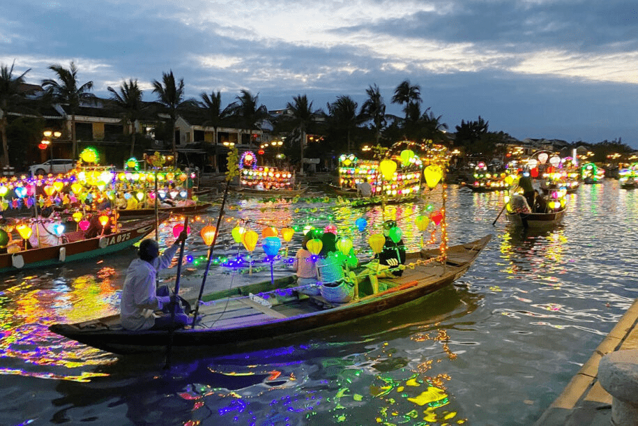 Experience Hoai river boat side with colorful lanterns (Source: Central Vietnam Guide)