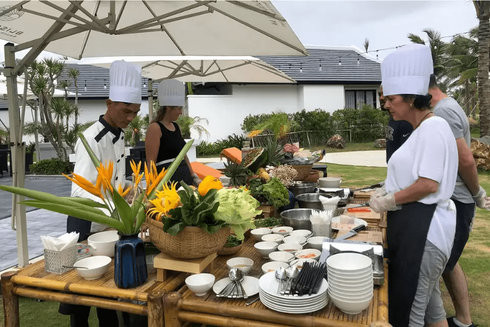 Cooking class & Basket boat tour