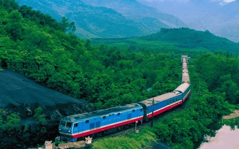 Travelling by train brings lots of excitement (Source: Mia.vn)