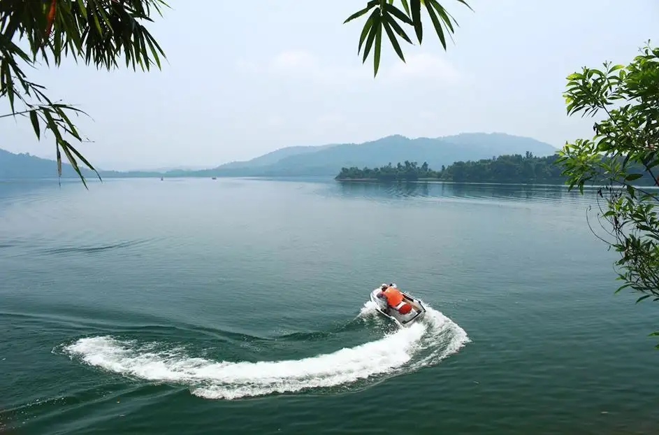 Paddle along the crystal-clear waters of Phu Ninh lake 