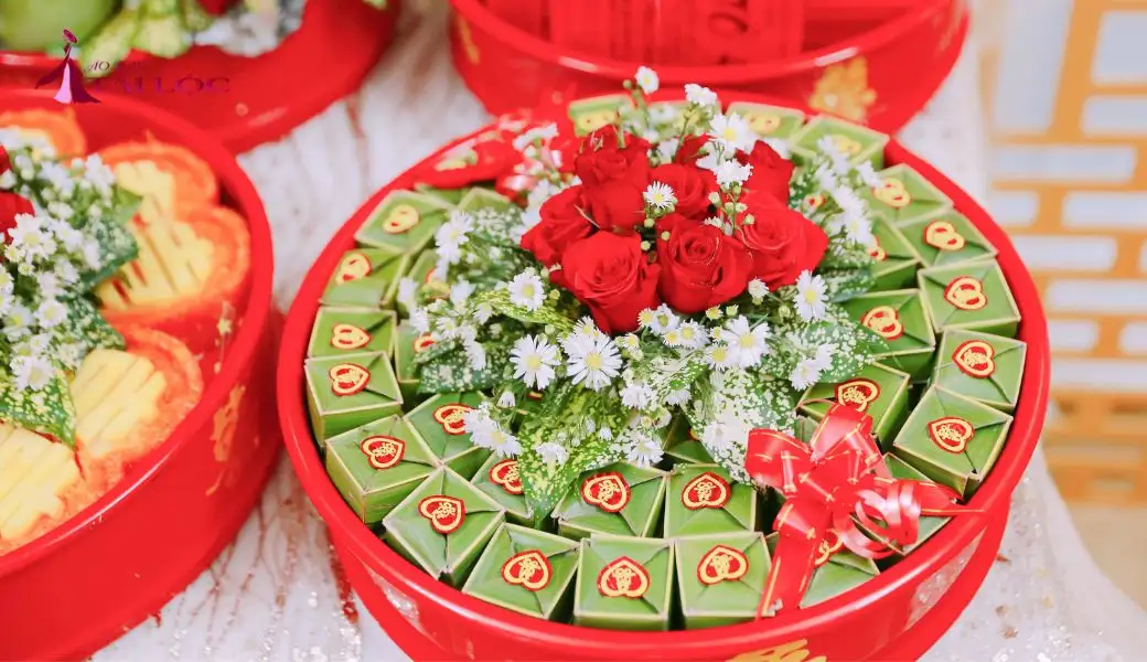 Traditional wedding cakes (Phu Thê cake, Com cake)