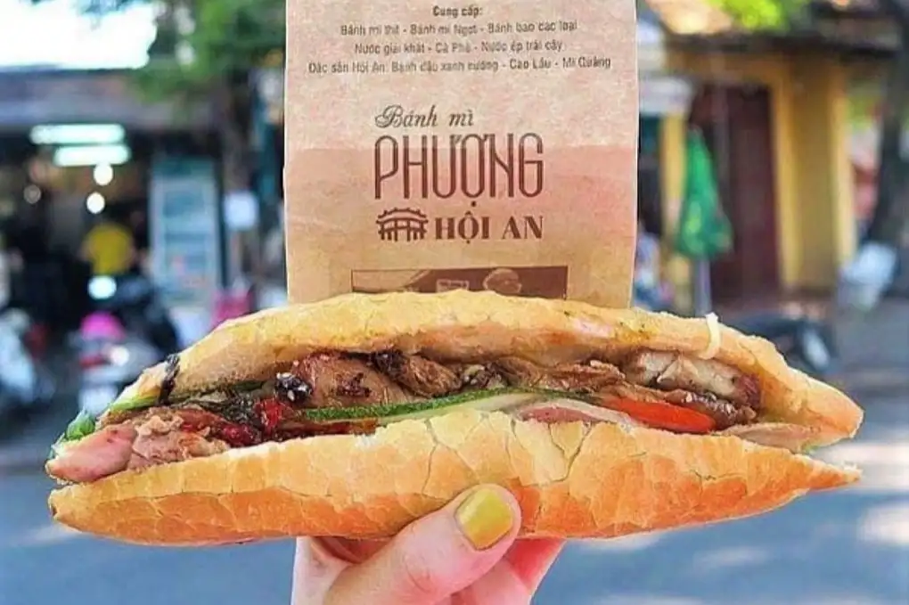 Try banh mi Phuong (Source: Dan tri News)