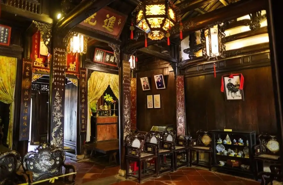 Inside Tan Ky Ancient House (source: vinwonders)