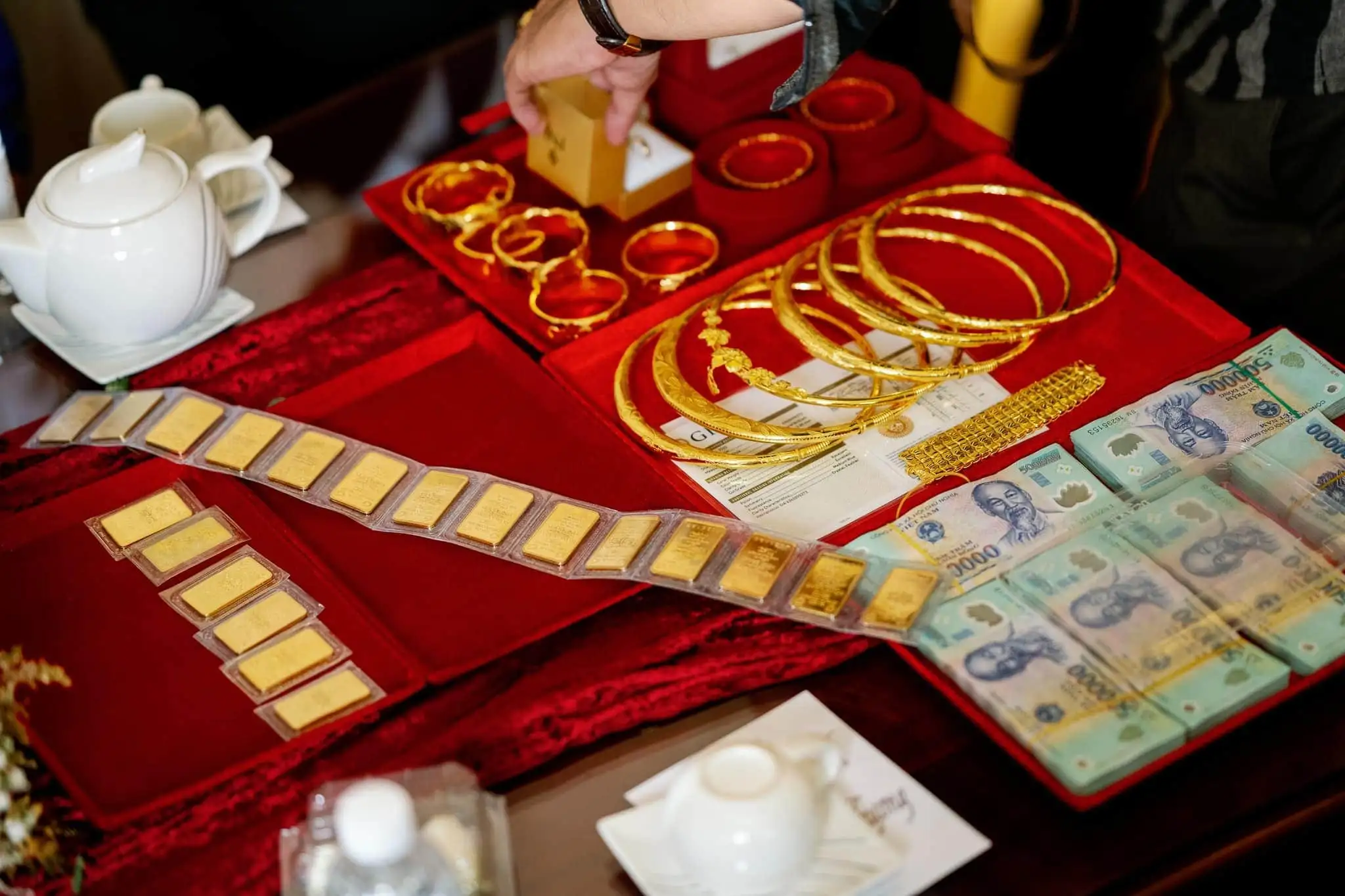 Jewelry and gold are also chosen as traditional Vietnamese wedding gift (source: kavjewlry)