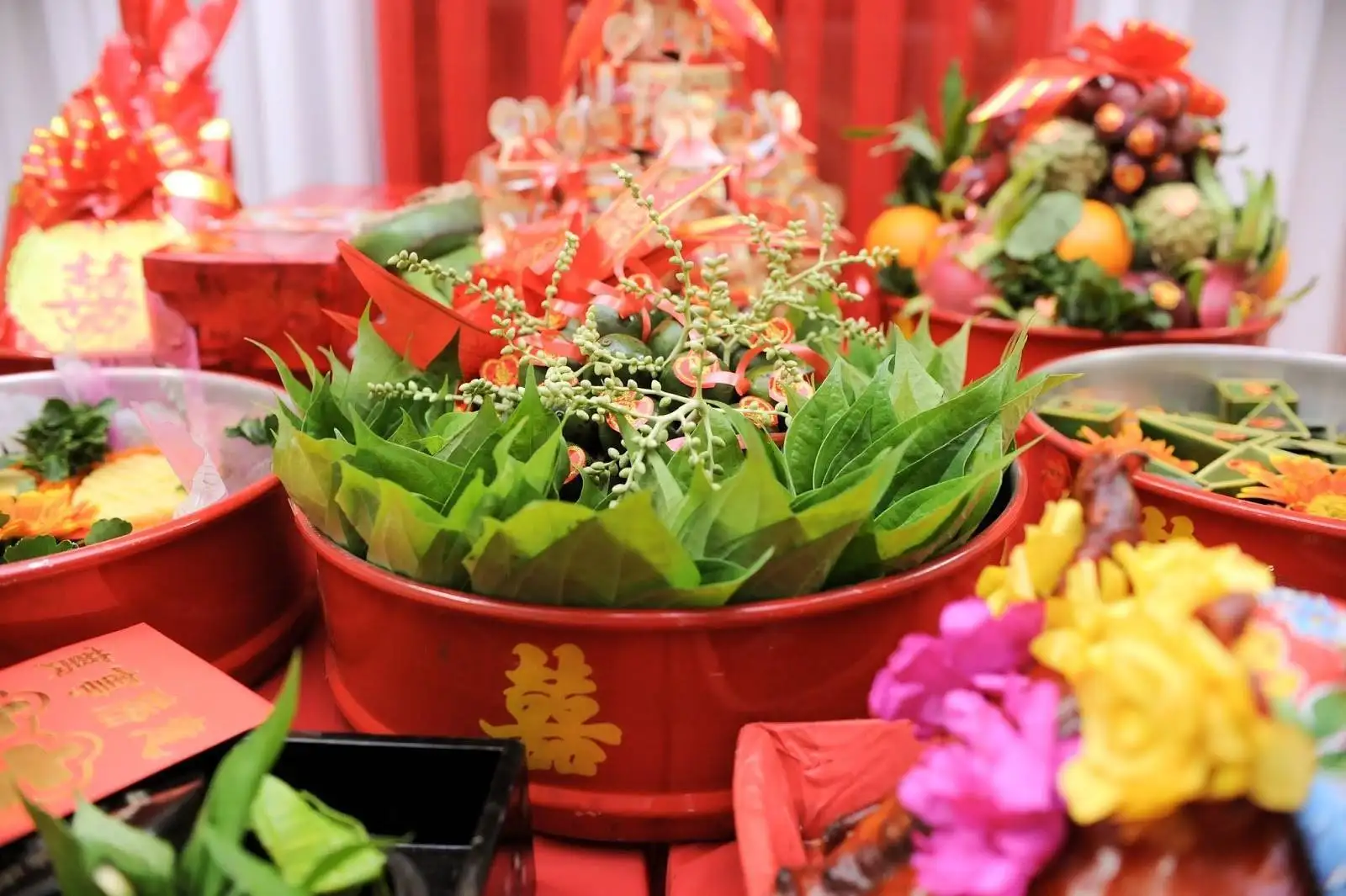 Colorful trays reflect respect and appreciation of groom’s family to bride’s family (source: win’s studio)