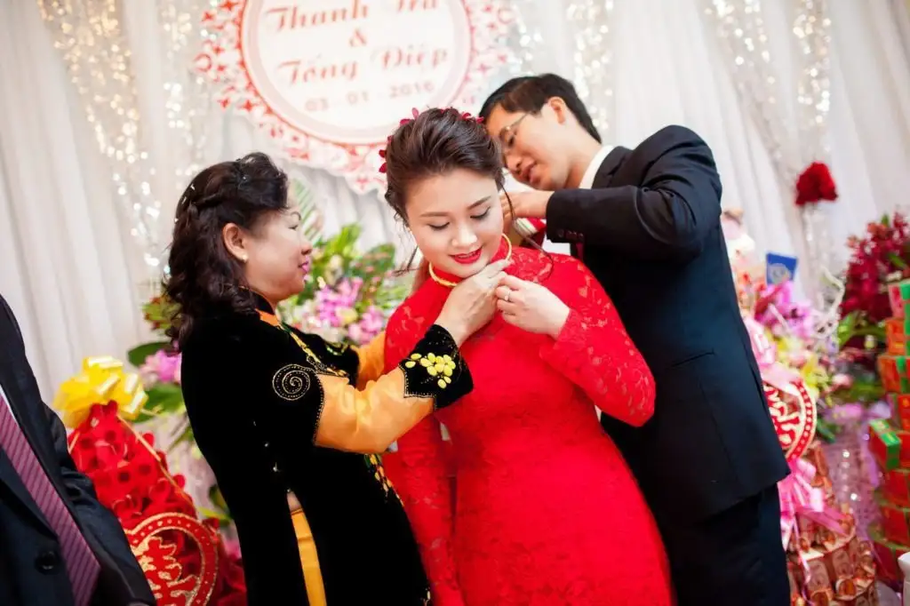 The exchange of wedding gifts between the two families is a vital part of the wedding tradition (source: hoang kim center)