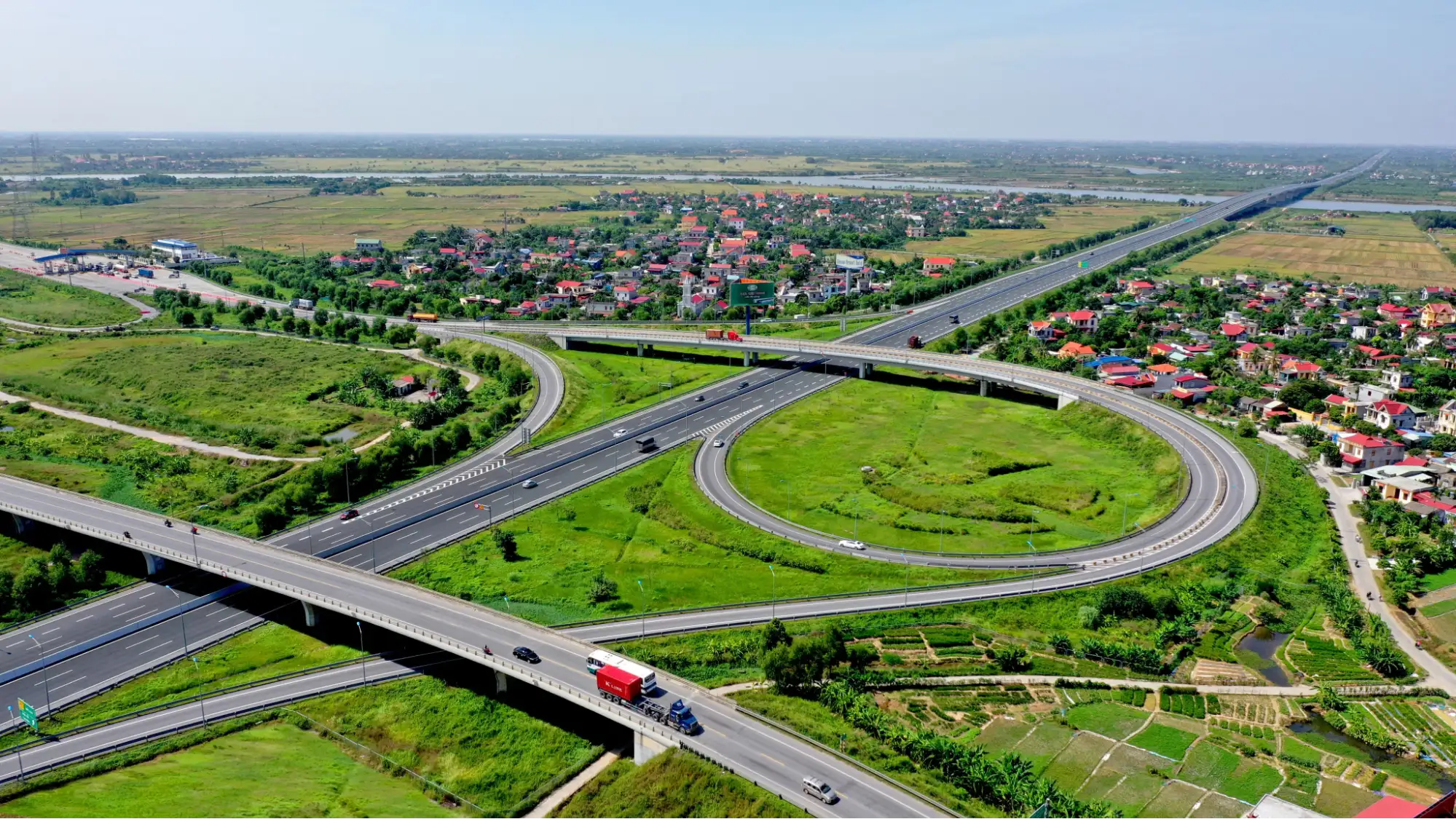 Dank der rasanten Entwicklung der Schnellstraßen war das Reisen zwischen den Provinzen von Nord nach Süd noch nie so einfach und schnell (Quelle: Nhan Dan News).