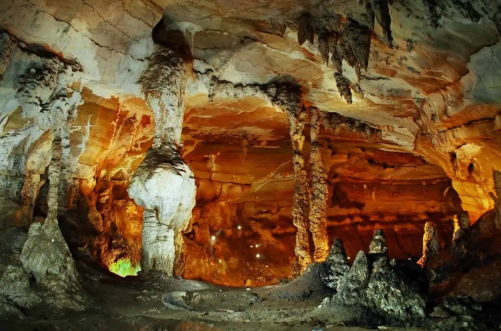 Die mystische Schönheit der Tien Son-Höhle (Quelle: Lao Dong News)