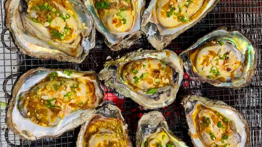 Grilled oysters with scallion oil (source: Gatrong Cooking)