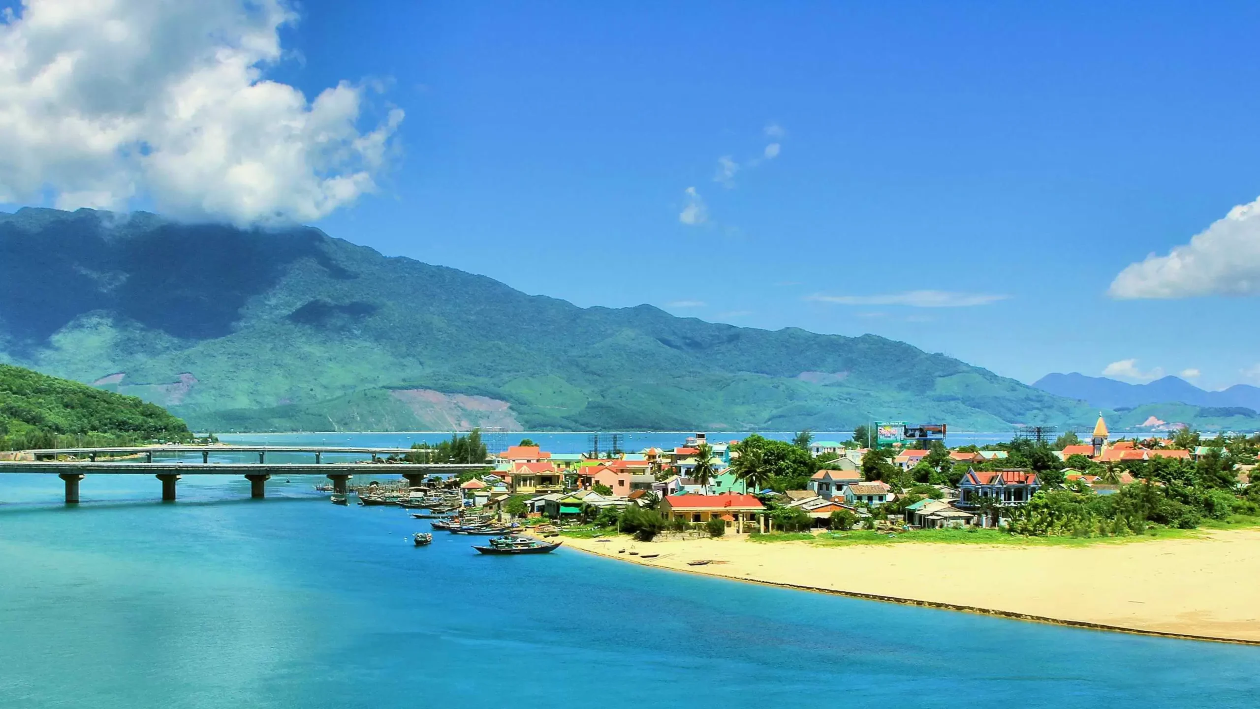 Best time to visit Lang Co Beach (Source: Hue Private Car)