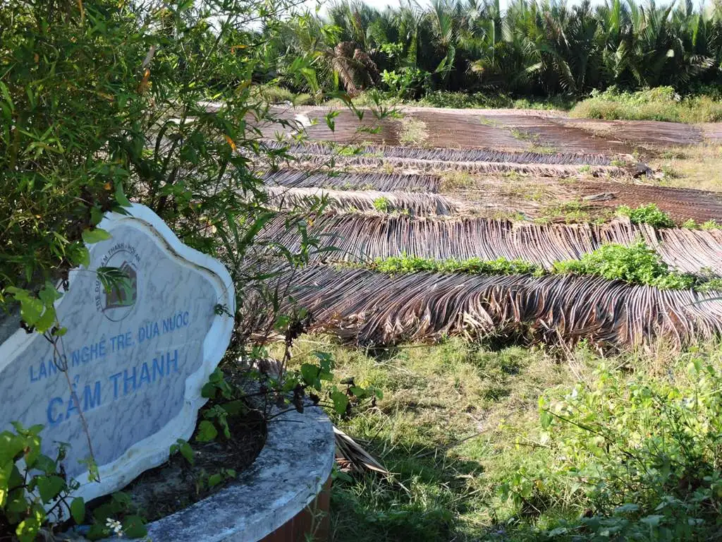 Discover the traditional coconut shell art at Cam Thanh Village (source: Bao Tuoi Tre)