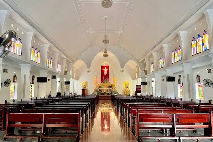Inside the Catholic Church in Hoi An (source: collected)