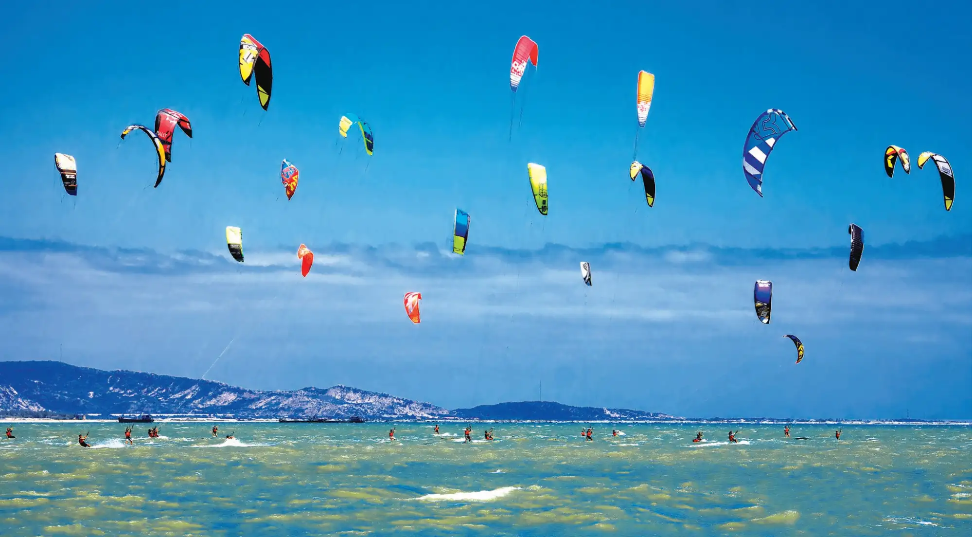 To get the hang of kitesurfing, most people need about 10 hours of lessons (Source: Báo Thanh Niên)
