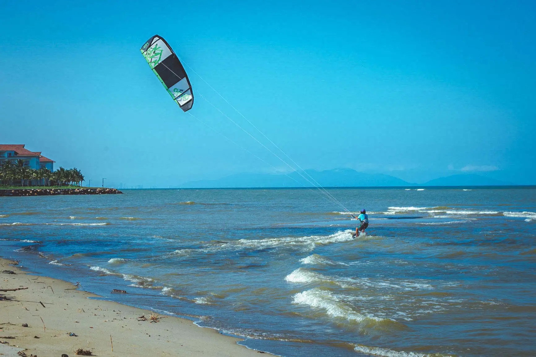 Hoi An kitesurfing will leave you with a lasting sense of joy and achievement (Source: VinWonders)
