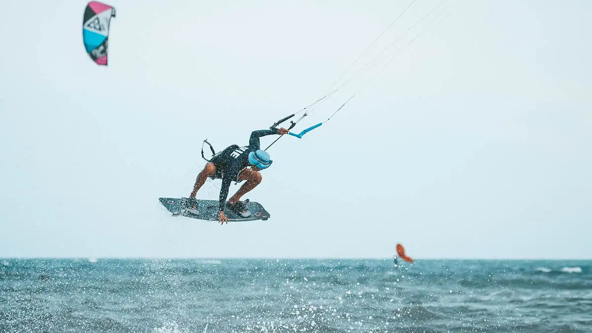 The cost of learning kitesurfing in Hoi An typically includes lessons, equipment rental (Source: intowild.travel)