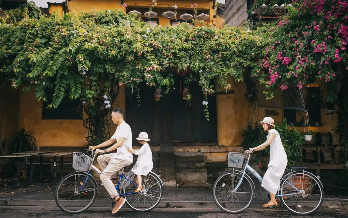Many Hoi An visitors enjoy the slow pace and scenic routes of cycling along the town (Source: Kon Tum Provincial Electronic Information Portal)