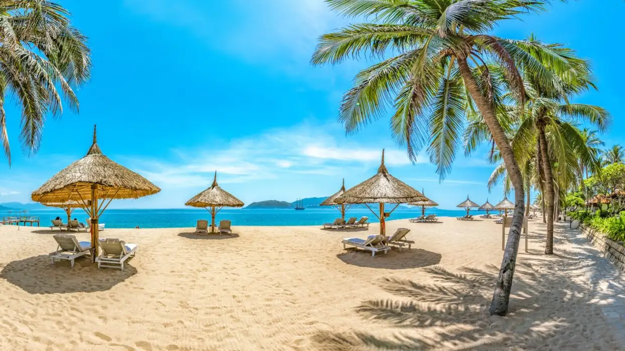 Nha Trang or Hoi An in terms of beaches? - Nha Trang stands out with greater number of beaches (Source: VinWonders)