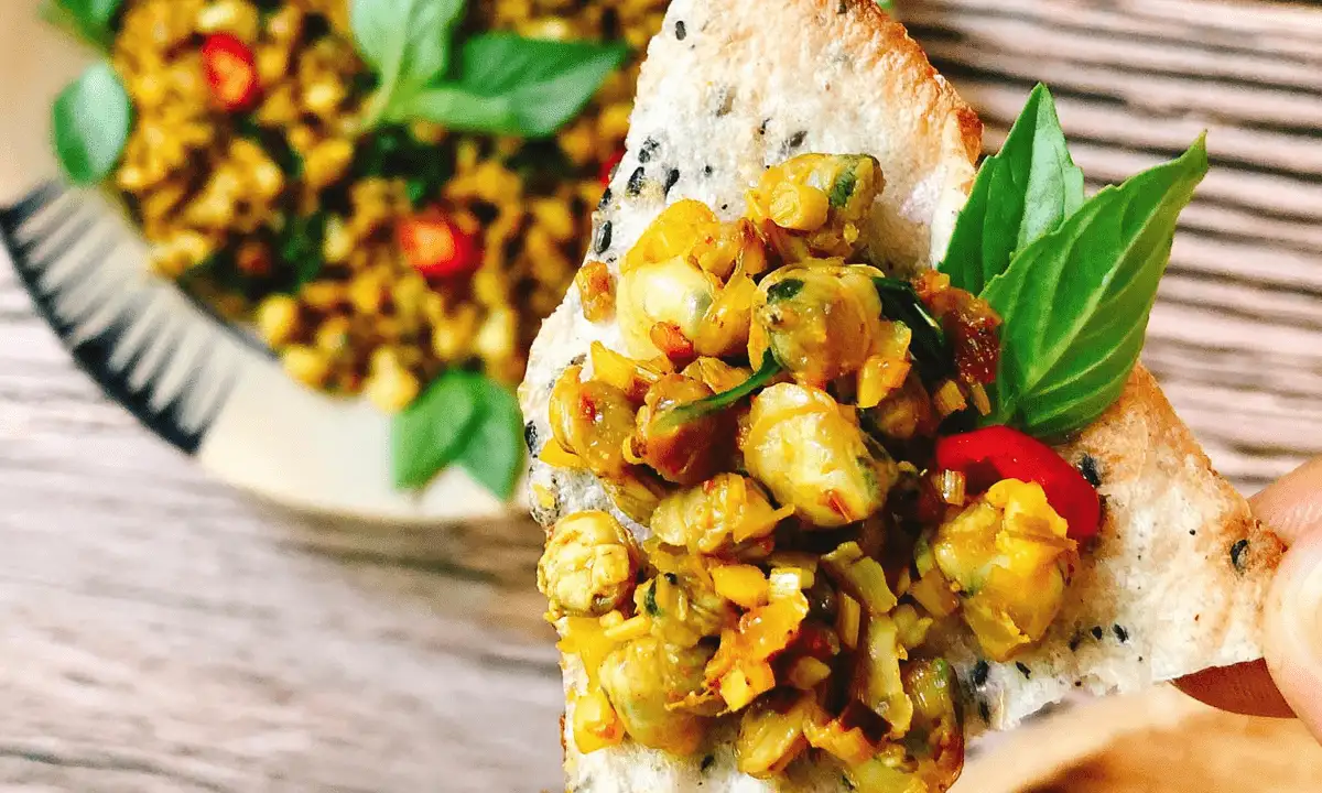 Banh dap with stir-fried clams (source: Dealtoday)
