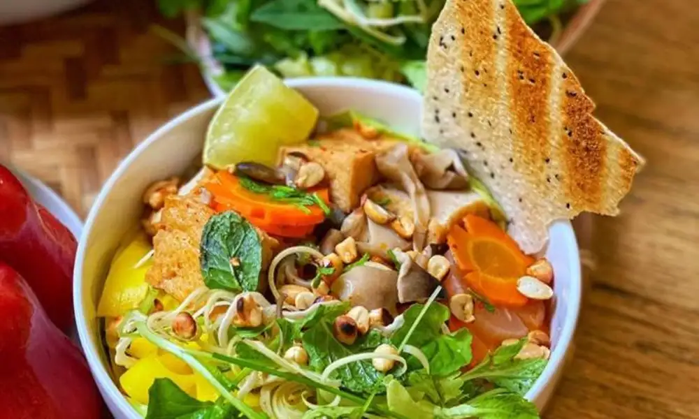 Mi Quang with fresh herb is a good choice to start your day of vespa food tour Hoi An (source: Thuan chay)