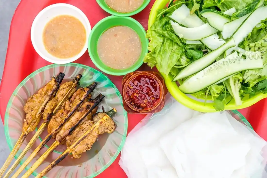 Banh uot with grilled pork (source: Bach Hoa Xanh)