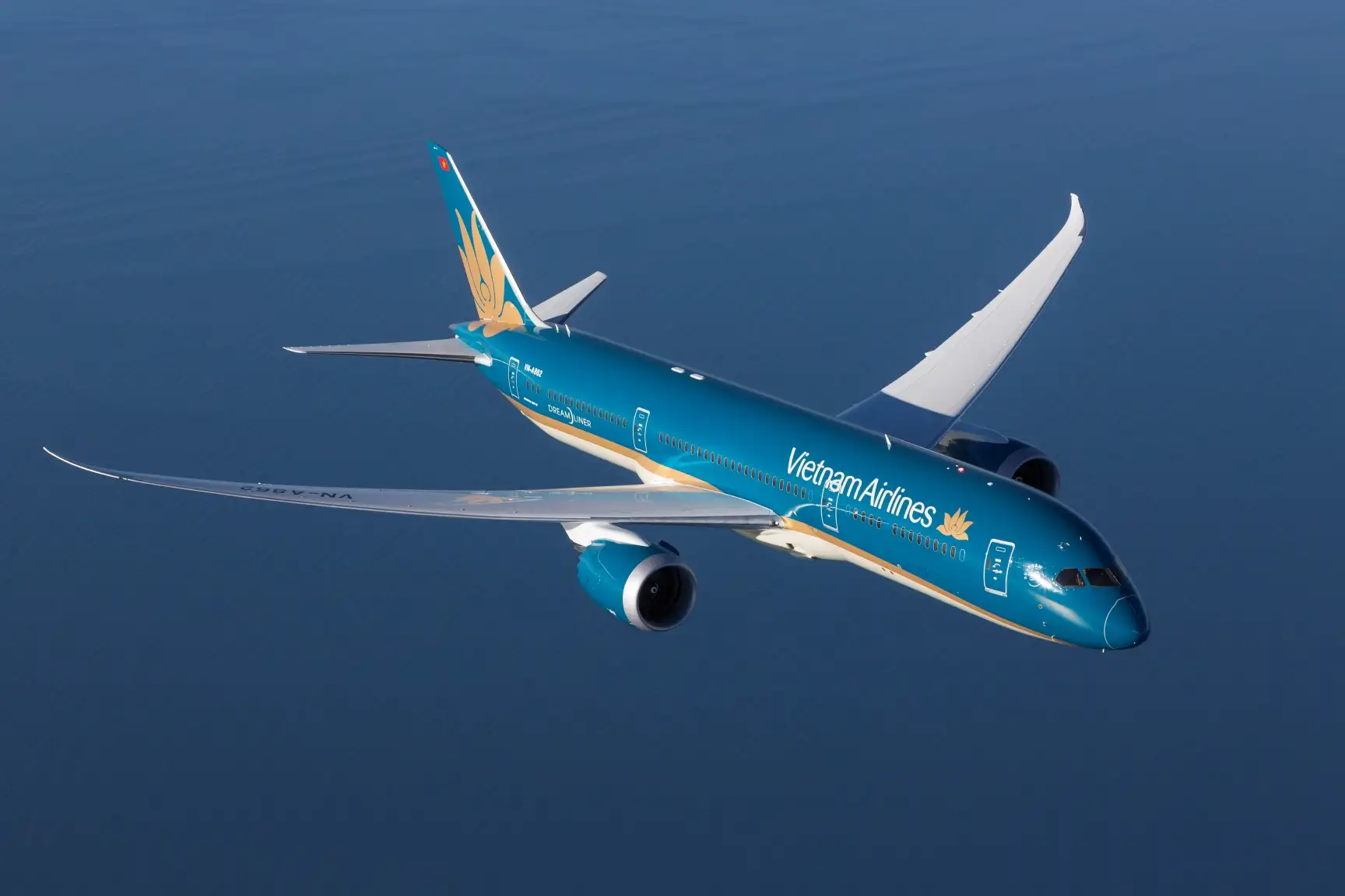 Traveling by plane to Da Nang is recommended for visitors from other countries (source: Vietnam Airlines)