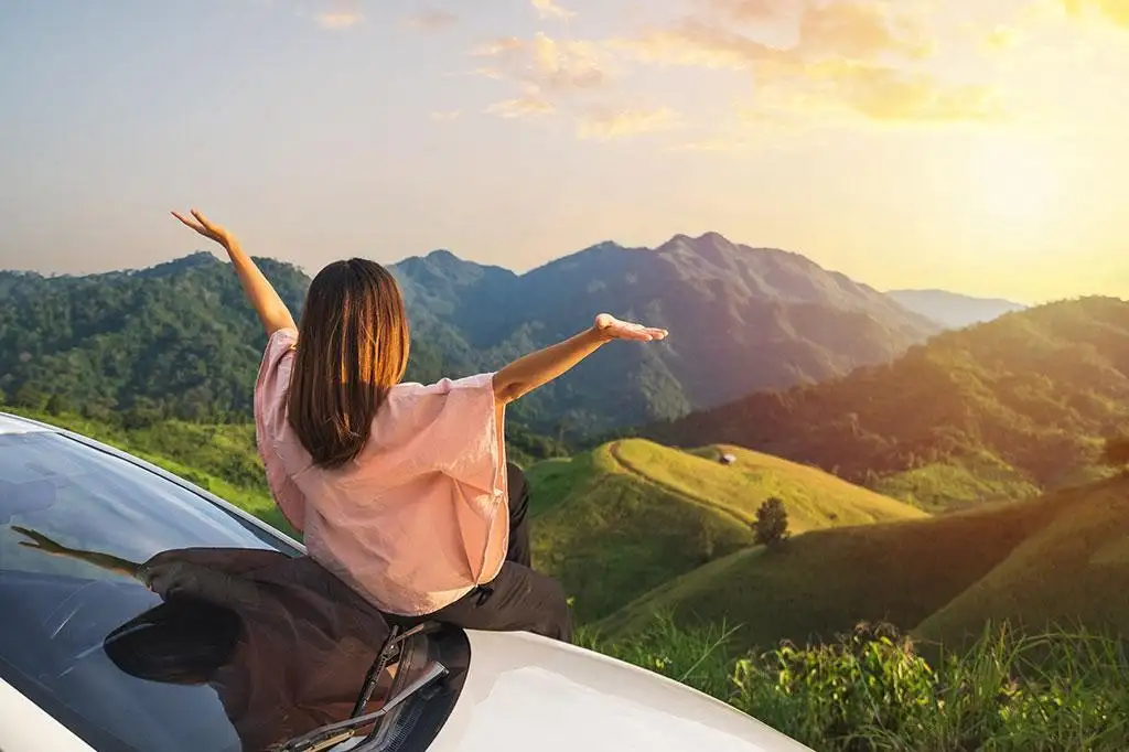 Traveling by private car offers a relaxed, scenic journey (Source: Trips Point)